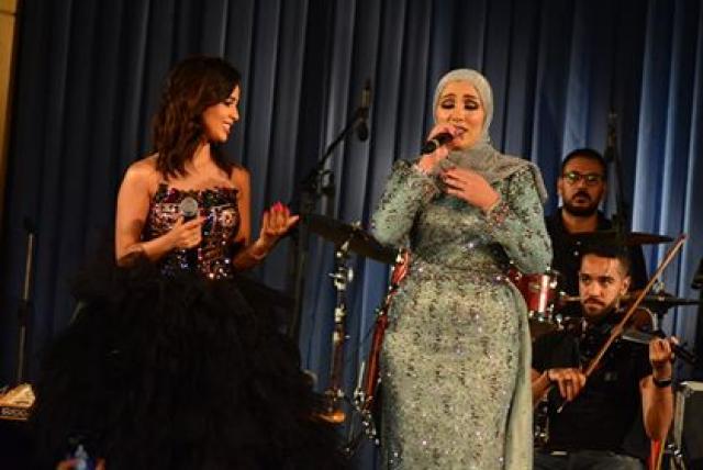 رنا سماحة ونداء شرارة علي المسرح المكشوف