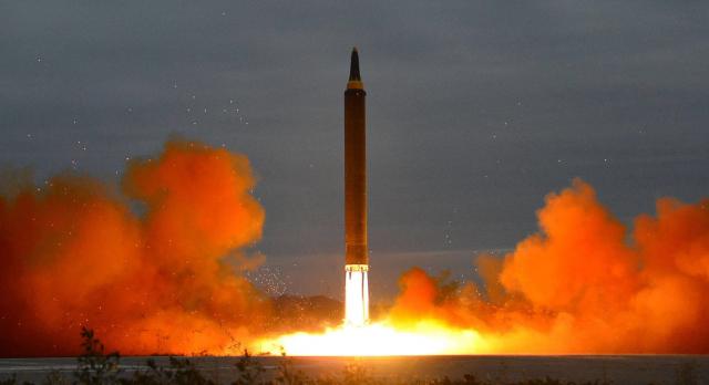 كوريا الشمالية تختبر صاروخًا جديدًا أطلق من غواصة