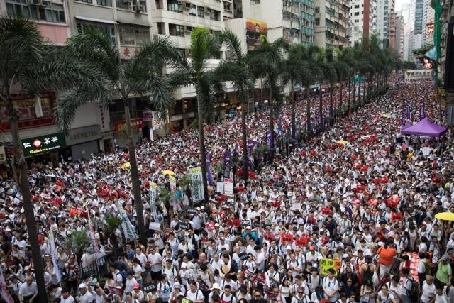 تعليق وسائل النقل العام في هونج كونج بسبب الاشتباكات