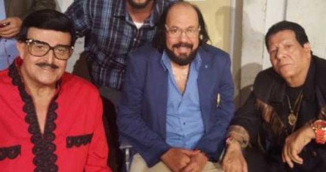 طلعت زكريا وشعبان عبدالرحيم والنجم سمير غانم  من كواليس مسرحية سبوني اغني