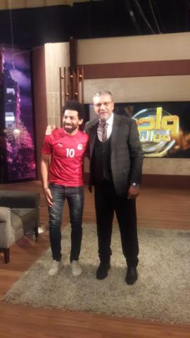 شبيه محمد صلاح مع الاعلامى عمر الليثي