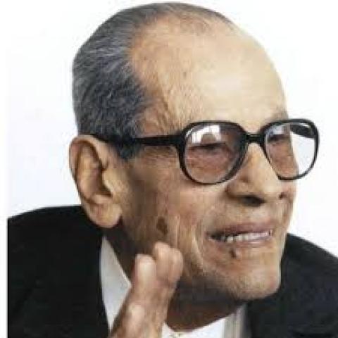  الأديب المصري العالمي نجيب محفوظ 