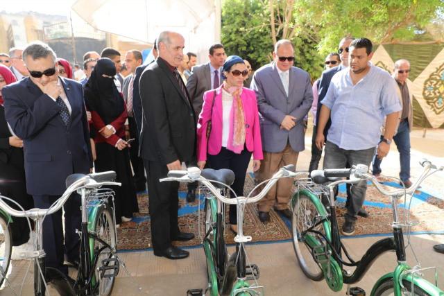 جامعة الفيوم ووزيرة البيئة وعجلة لكل طالب