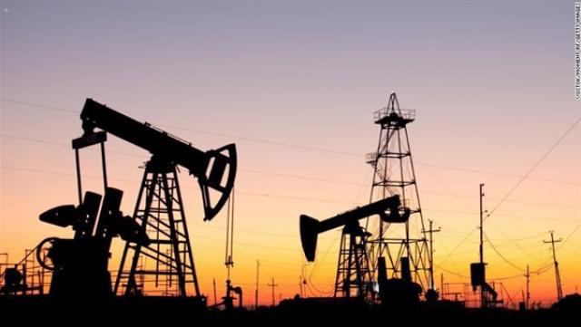 أسعار النفط تنخفض بسبب مشاكل في خط أنابيب بأمريكا