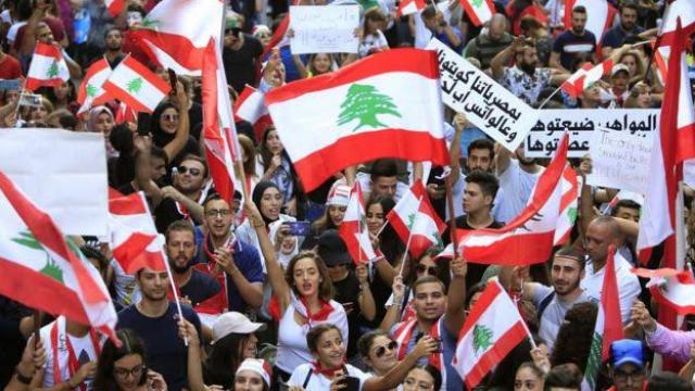 المتظاهرون اللبنانيون يعيدون رفع مجسم «قبضة الثورة» في بيروت