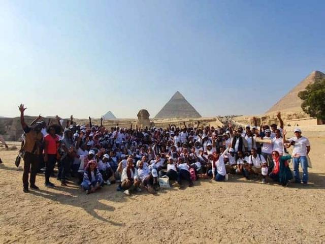 «الشباب والرياضة» تنظم جولة سياحية بالأهرامات وأبو الهول لمتطوعي الاتحاد الإفريقي