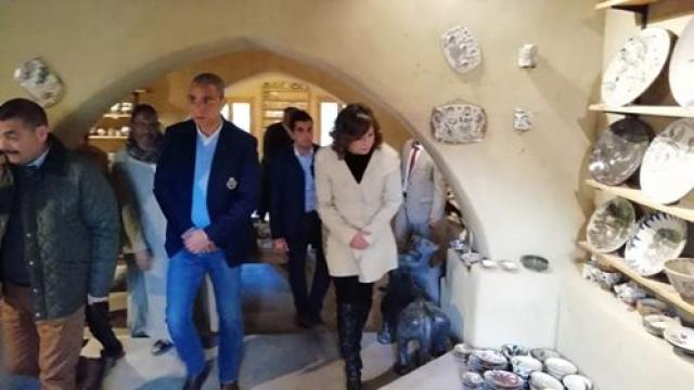 وزيرة الهجرة ومحافظ الفيوم يزوران قرية تونس ومدرسة صناعة الخزف والفخار
