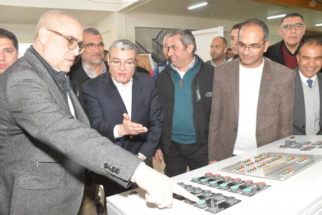 وزير الإسكان ومحافظ المنيا يتفقدان محطة مياه أبوقرقاص