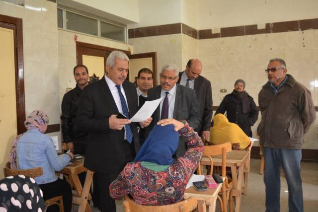 نائب رئيس جامعة الأزهر للوجه القبلي يتفقد أعمال الامتحانات بكلية التربية بنات