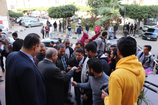 رئيس جامعة الأزهر  يتفقد امتحانات كليات مدينة نصر والدراسة ويوزع دعوات مجانية دائمة لمعرض القاهرة الدولي للكتاب