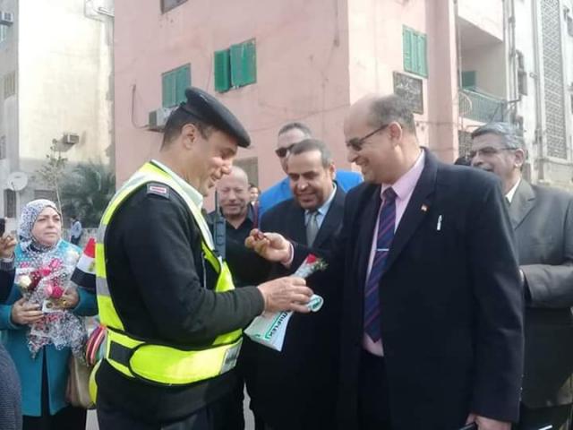 الورود والأعلام إدارة غرب شبرا الخيمة التعليمية تحتفل بعيد الشرطة