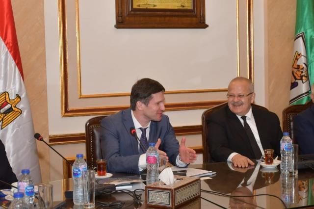 رئيس جامعة القاهرة يستقبل رئيس جامعة بيلاروسيا لبحث سبل التعاون المشترك