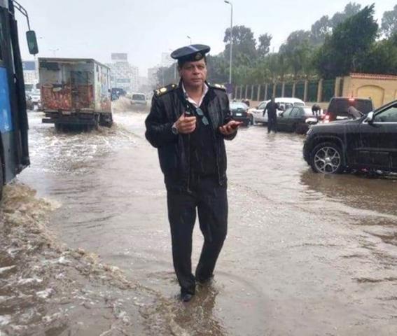 اللواء البطل يواجه سوء الطقس في شوارع القاهرة