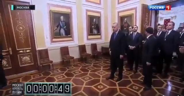 شاهد أردوغان ينتظر إذن الدخول على الرئيس الروسي.. فيديو