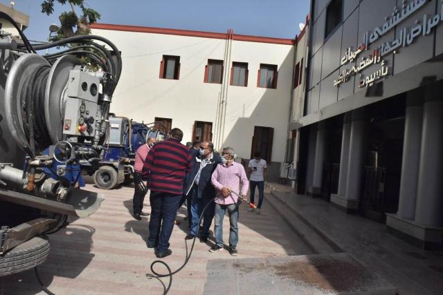 تعقيم المنشأت والأماكن العامة بمراكز أسيوط