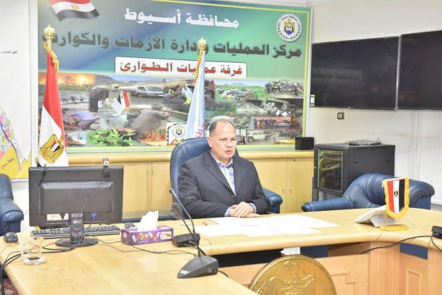 محافظ أسيوط يطمئن رئيس الوزراء عبر الفيديو كونفرانس بتوافر السلع