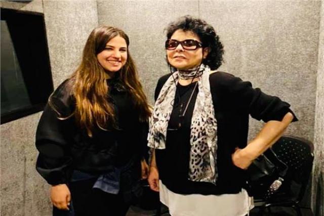 المخرجة آية حمزة مع الفنانة إسعاد يونس