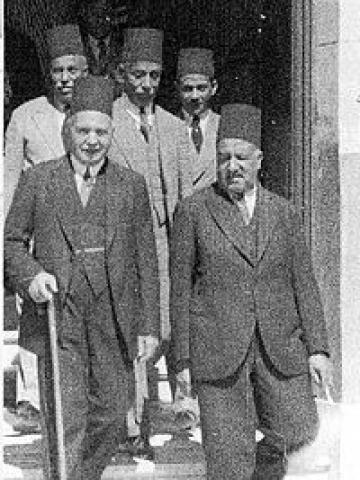 طلعت حرب ومدحت يكن في احد مصارف بنك مصر عام 1935