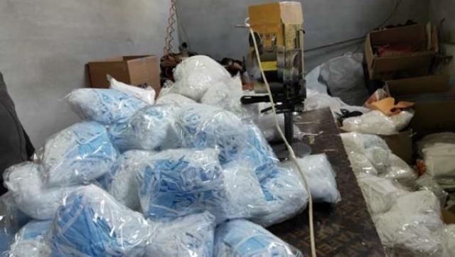 كمامة طبية مجهولة المصدر