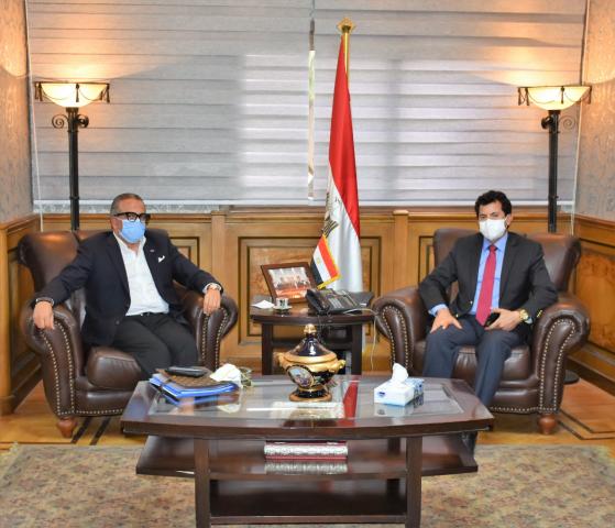 وزير الرياضة يناقش مع الجنايني خارطة طريق الكرة المصرية