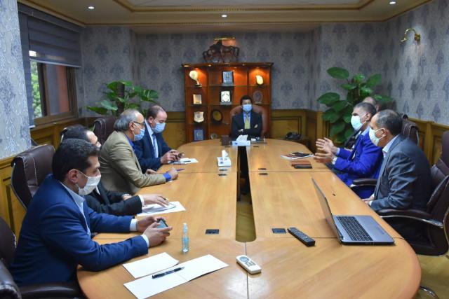وزير الرياضة يلتقي مجموعة من رجال الأعمال لبحث المشروعات المقترح إقامتها باستاد القاهرة