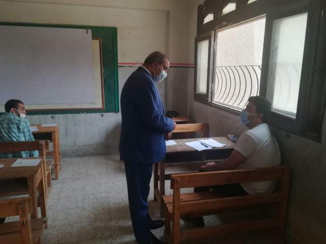 رئيس جامعة الأزهر يتفقد لجنة الثانوية الأزهرية بمعهد طلعت السيد بمدينة نصر