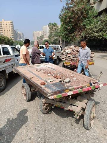 ضبط سيارات تلقى بمخلفات الرتش بالجيزة 