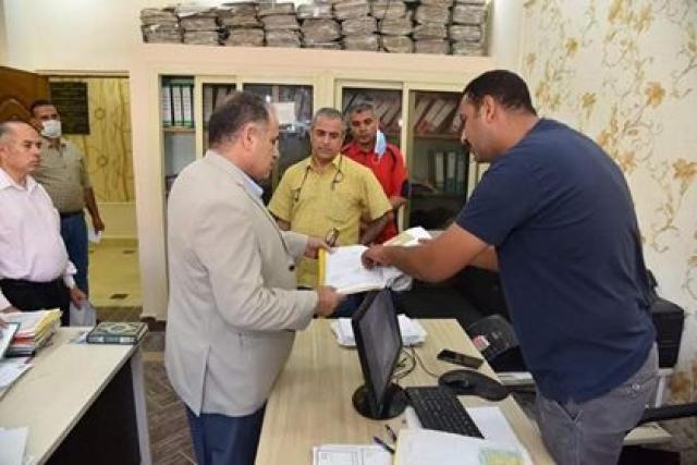 سكرتير عام مطروح يتفقد الادارات المختلفة بالديوان العام