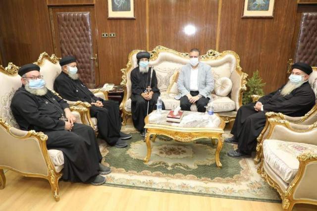 محافظ المنوفية يستقبل الأنبا ماكسيموس مطران بنها وقويسنا