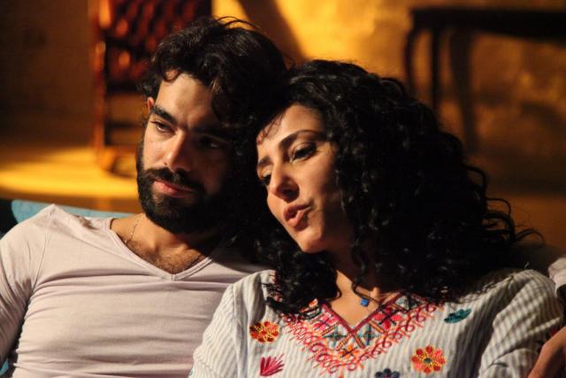 الفنانة حنان مطاوع ومشهد من فيلم قابل للكسر