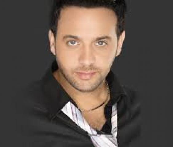 الفنان مصطفي قمر