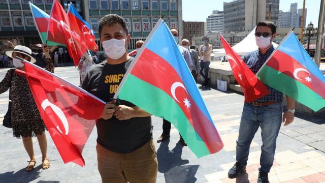 «ديلي ميل»: تركيا تستعرض عضلاتها وتدعم أذربيجان في حربها مع الانفصاليين الأرمن