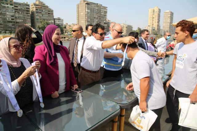 وزراء الرياضة والتضامن الاجتماعي ومحافظ القاهرة تشهد مهرجان قادرون باختلاف في النيل