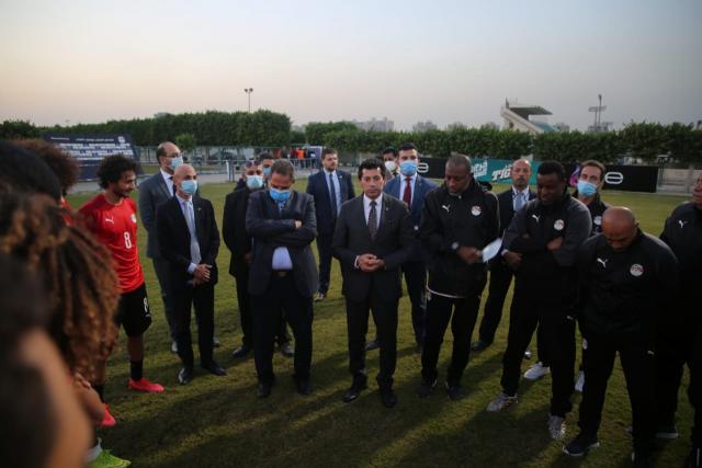 وزير الرياضة يحضر مران معسكر منتخب الشباب قبل السفر إلى تونس