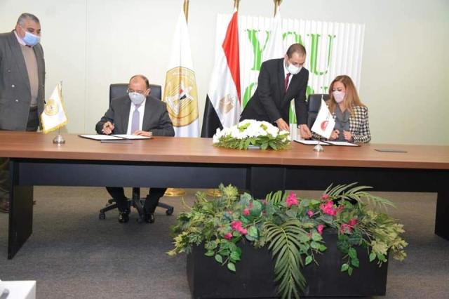 جانب من توقيع البروتوكول 