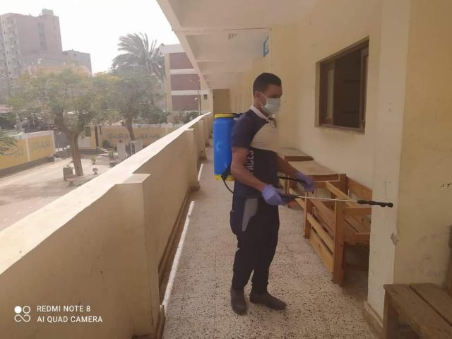 جانب من عملية التطهير و التعقيم 