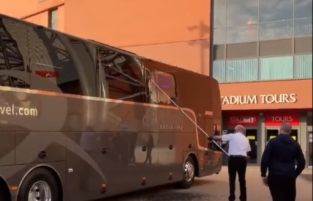 بالفيديو.. حافلة ريال مدريد تتعرض للاعتداء بالحجارة بمدينة ليفربول
