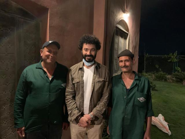 الفنان خالد النبوي يحتفل بعيد العمال 