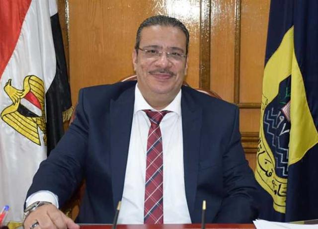 الدكتور أحمد زكى رئيس جامعة قناة السويس