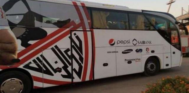 حافلة الزمالك تصل ستاد القاهرة.. واللاعبون يعاينون أرضية الملعب