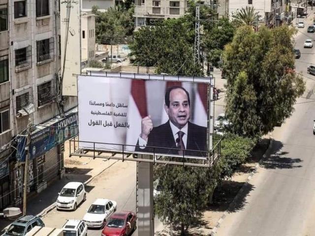 صور السيسي في شوارع وميادين غزة