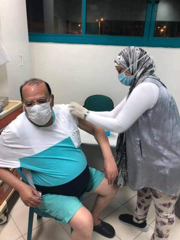 الفنان صلاح عبدالله أثناء تلقيه الجرعة الثانية من لقاح الكورونا