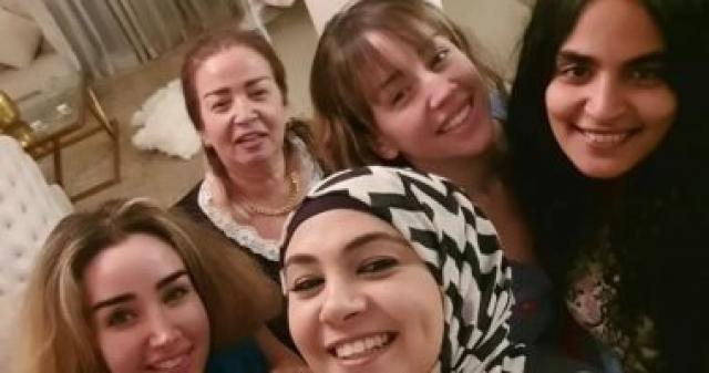 هنا الزاهد و والدتها و دعاء عامر