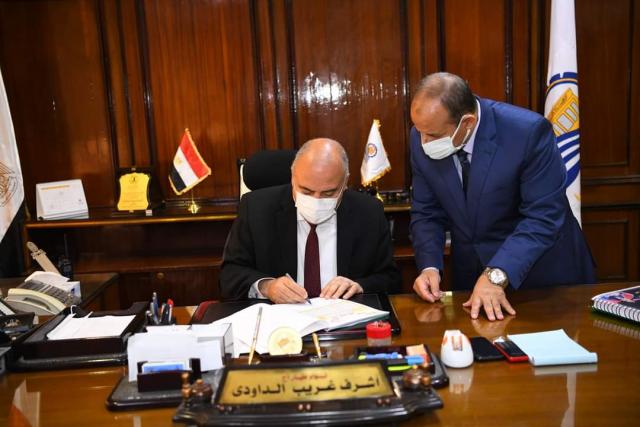 محافظ قنا