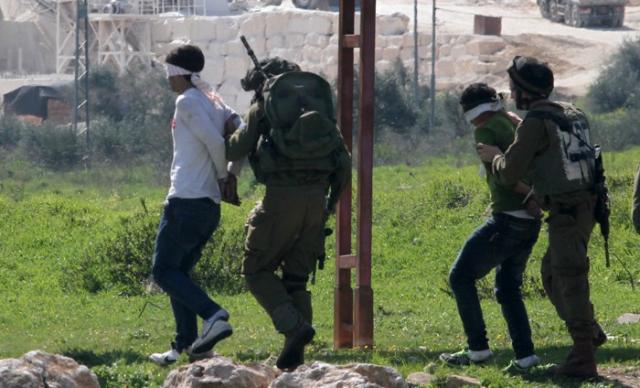 الاحتلال الصهيوني يعتقل 11 مواطنا من الضفة الغربية