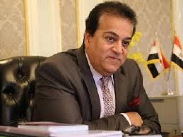 وزير التعليم العالي يتلقى تقريرا حول جهود الجامعات المصرية في محو الأمية