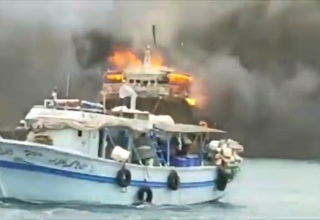 بالصور.. حريق يلتهم 7 مراكب صيد بميناء برنيس في البحر الأحمر