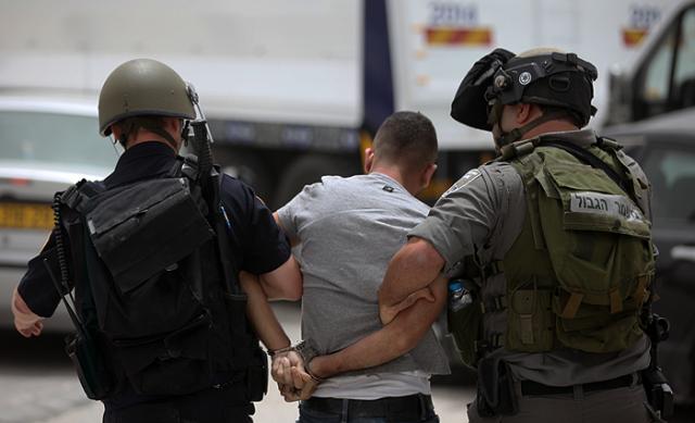 الاحتلال يعتقل 8 فلسطينيين من الضفة الغربية