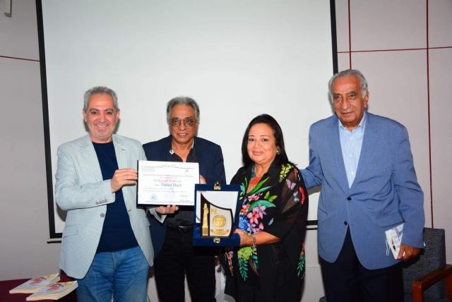 ابنة رائد الثقافة ثروت عكاشة تتسلم تكريمه من الإسكندرية السينمائي