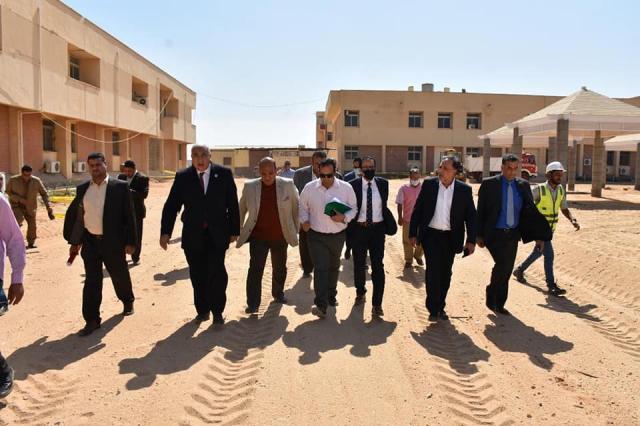 رئيس الجامعة يتفقد المنشات الجديدة